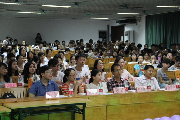 老师们观看表演