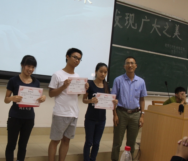 杜老师为获二等奖的同学颁奖