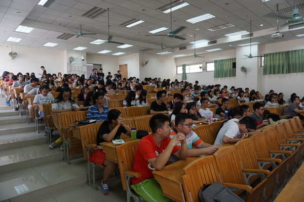 6.认真听讲的学生们