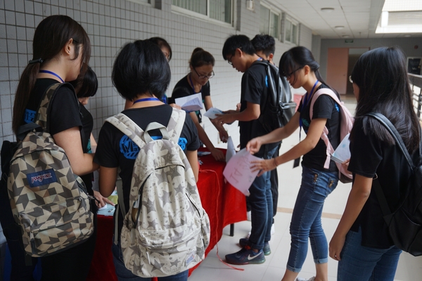 9.讲座结束后努力工作的工作人员