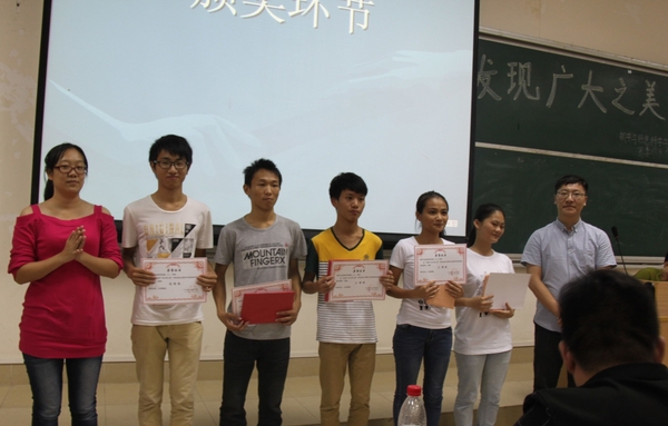 老师为获得优秀奖和三等奖的同学颁奖