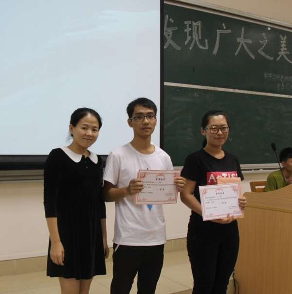 顾老师为获得一等奖的同学颁奖